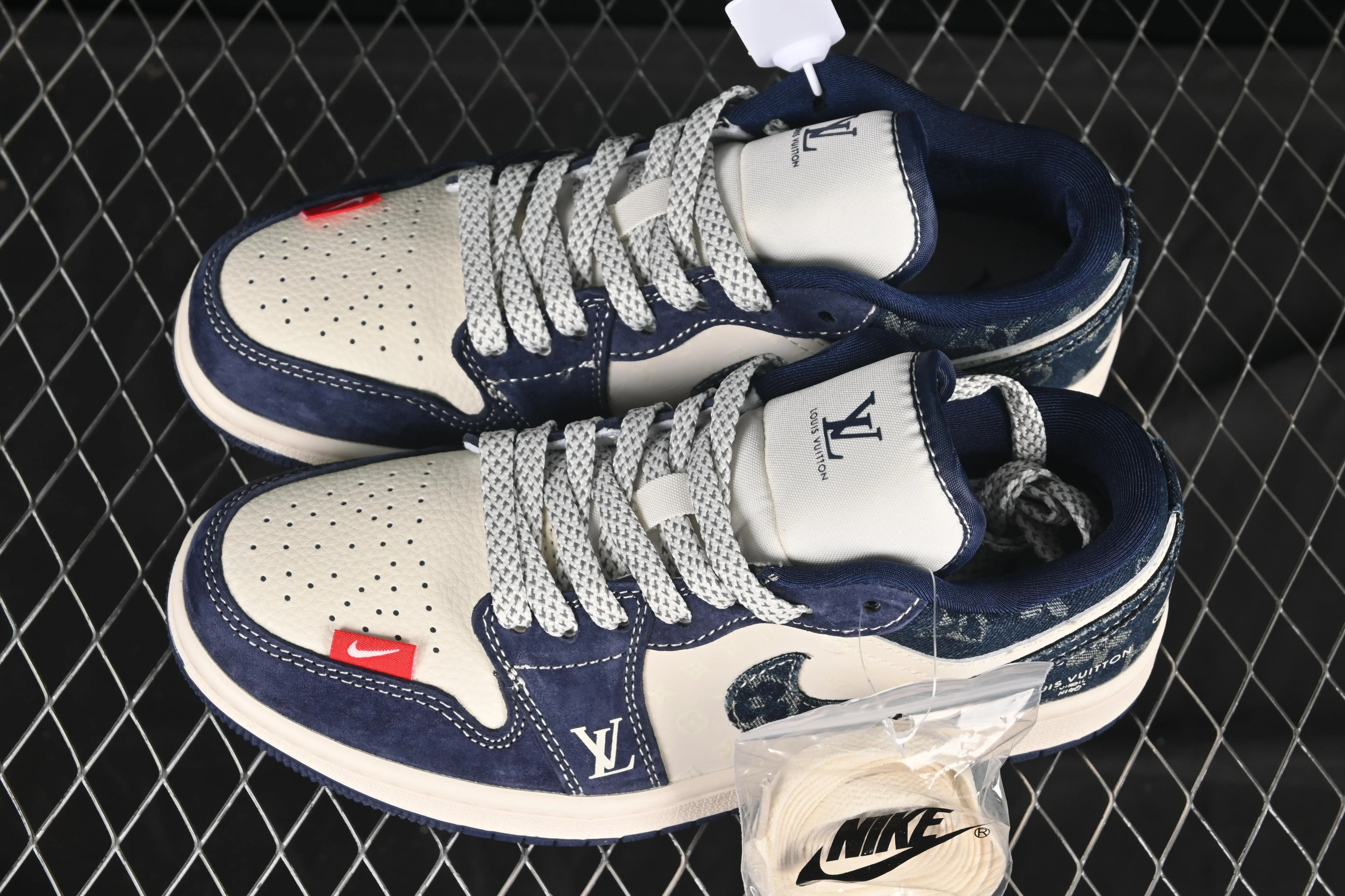 All categories Nk SB Dunk Series Nk SB Dunk Low High-end customized low-top sneakers Nike SB Dunk Low LV co-branded denim blue Anniversary high-end customized low-top casual sneakers YX5066-368